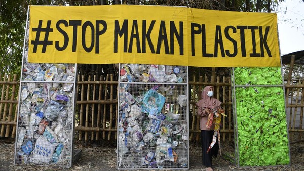 Dampaknya yaitu polusi di Indonesia akan semakin meningkat dan kualitas lingkungan hidup menjadi terancam. Menurut Asosiasi Pengusaha Ritel Indonesia (Aprindo), 100 gerai anggota Aprindo selama setahun menghasilkan 10,95 juta lembar sampah kantong plastik atau setara dengan 65,7 Ha kantong plastik. Â Dampaknya yaitu polusi di Indonesia akan semakin meningkat dan kualitas lingkungan hidup menjadi terancam. Menurut Asosiasi Pengusaha Ritel Indonesia (Aprindo), 100 gerai anggota Aprindo selama setahun menghasilkan 10,95 juta lembar sampah kantong plastik atau setara dengan 65,7 Ha kantong plastik. Â