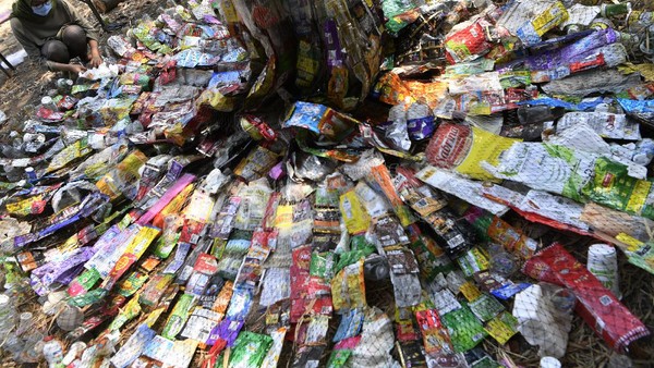 Dilansir data dari Waste4Change, Indonesia menghasilkan sampah sebanyak 175.000 ton per harinya. Akan tetapi dari banyaknya sampah ini, hanya 7,5 persen saja yang mampu didaur ulang dan dijadikan kompos. Sisanya, sebanyak 10 persen sampah ditimbun, lima persen sampah dibakar, dan 8.5 persen tidak terkelola.  