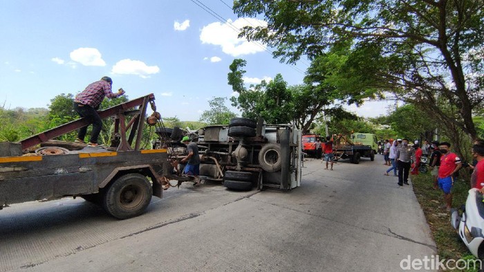 Kecelakaan beruntun di Sigar Bencah Semarang, Kamis (9/9/2021). Akibat peristiwa ini empat orang dilaporkan meninggal dunia di lokasi.