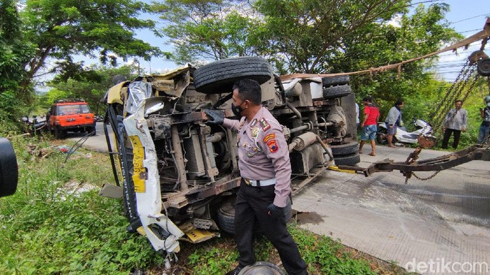 Kecelakaan beruntun di tanjakan Sigar Bencah Semarang, Kamis (9/9/2021).