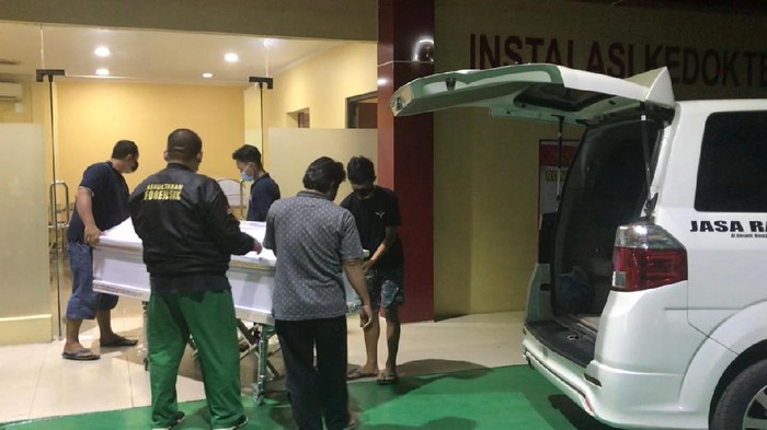 Keluarga siapkan peti jenazah untuk almarhum Rudhi (43), korban tewas kebakaran Lapas Tangerang.