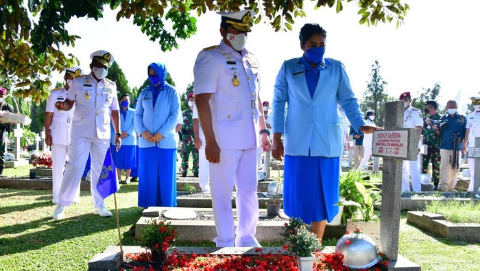 Kepala Staf Angkatan Laut (KSAL), Laksamana TNI Yudo Margono bersama sang istri yang merupakan Ketua Umum Jalasenastri, Vero Yudo Margono ziarah ke Taman Makam Pahlawan (TMP) Kalibata, Jakarta Selatan (Jaksel).