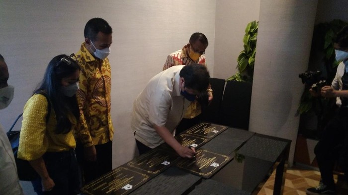 Ketum Partai Golkar resmikan program bedah rumah di Sumut