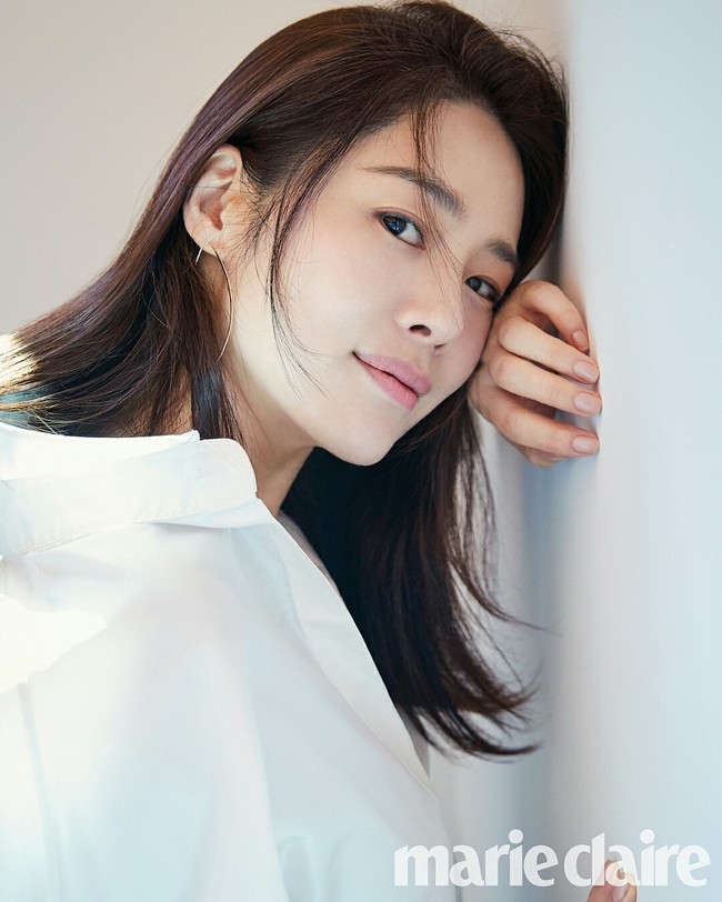 Kim Hyun Joo menjadi model majalah remaja sejak kelas 3 SMA dan membintangi sejumlah video klip. Kecantikannya memikat netizen Korea hingga mendapat tawaran akting. Ia meraih popularitas dengan kisahnya sebagai cinderella dalam drama Korea Glass Slippers. Foto: dok. Marie Claire