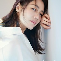 Kim Hyun Joo menjadi model majalah remaja sejak kelas 3 SMA dan membintangi sejumlah video klip. Kecantikannya memikat netizen Korea hingga mendapat tawaran akting. Ia meraih popularitas dengan kisahnya sebagai cinderella dalam drama Korea Glass Slippers. Foto: dok. Marie Claire