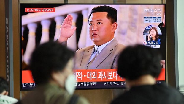 People watch a news program reporting on a parade marking the 73rd anniversary of the founding of North Korea held in Pyongyang, at a railway station in Seoul on September 9, 2021. (Photo by Jung Yeon-je / AFP)