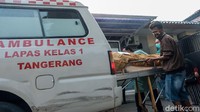 Korban dimasukkan ke dalam mobil jenazah untuk selanjutnya dimakamkan di TPU.