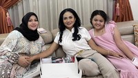 Karena merayakan pesta ulang tahun di rumah, kesan akrab dan kekeluargaan terjalin antara Krisdayanti, Amora dan Aurel. Foto: Instagram @krisdayantilemos