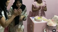  Dengan nuansa serba pink, Amora tampak bahagia meniup kue ulang tahun dengan hiasan angsa dan mainan lainnya yang cantik. Foto: Instagram @krisdayantilemos