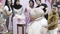 Dengan bangga dan wajah senangnya, Krisdayanti mengunggah momen pesta ulang tahun Amora. Terlihat kedekatan Atta dan Aurel bersama di sana. Foto: Instagram @krisdayantilemos