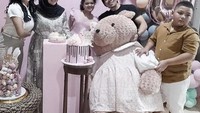 Hadiahi boneka Teddy Bear berukuran besar, Aurel dan Atta juga ikut dalama cara tiup lilin dan menemani Amora saat potong cake. Foto: Instagram @krisdayantilemos