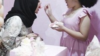  Ia juga menyuapi sang kakak, Aurel potongan cake yang diterima dengan senang hati dari Aurel. Foto: Instagram @krisdayantilemos