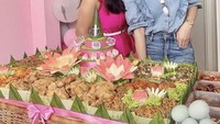 Selain kue ulang tahun yang meriah, menu nasi kuning tumpeng dengan aneka lauk komplet yang bikin ngiler membuat pesta Amora semakin meriah. Yuni Shara juga hadir di sana. Foto: Instagram @krisdayantilemos
