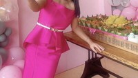Tampil cantik dengan gaun serba pink, Krisdayanti berpose di depan meja panjang berisi nasi tumpeng untuk syukuran ulang tahun Amora yang ke -10. Foto: Instagram @krisdayantilemos