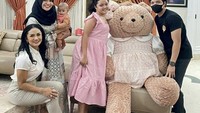  Tetap gelar pesta untuk ulang tahun sang putri, tahun ini Krisdayanti hanya mengundang keluarga terdekatnya untuk merayakan ulang tahun Amora. Atta Halilintar hingga Aurel Hermansyah jadi tamu istimewa bagi Krisdayanti. Foto: Instagram @krisdayantilemos