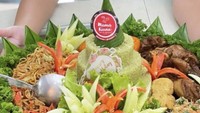 Terakhir ini senyuman manis Amora, saat menerima nasi tumpeng dengan lauk ayam goreng, tahu tempe, mie goreng, perkedel dan aneka sayuran untuk merayakan pergantian usianya.  Foto: Instagram @krisdayantilemos