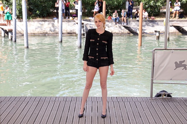 Sehari sebelumnya, Kristen Stewart juga bersolek dengan koleksi Chanel saat sesi photocall film Spencer. (Foto: Getty Images/Vittorio Zunino Celotto)