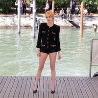 Sehari sebelumnya, Kristen Stewart juga bersolek dengan koleksi Chanel saat sesi photocall film Spencer. (Foto: Getty Images/Vittorio Zunino Celotto)