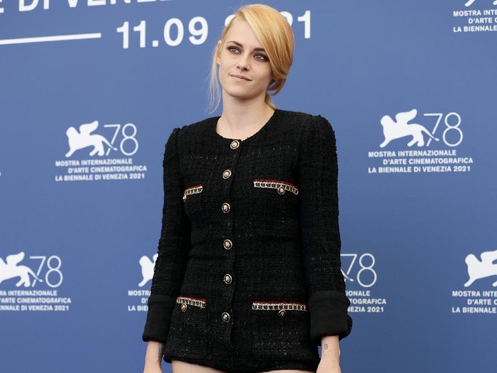 Kristen Stewart di Venice Film Festival 2021 VENICE, ITALY - SEPTEMBER 03: Kristen Stewart attends the photocall of Spencer during the 78th Venice International Film Festival on September 03, 2021 in Venice, Italy. (Photo by Vittorio Zunino Celotto/Getty Images)