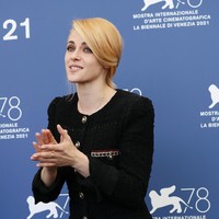 Kepada Los Angeles Times, Kristen Stewart sempat berbicara bagaimana Putri Diana menginspirasinya. Setiap foto dan wawancaranya kulihat, selalu ada sesuatu yang menghebohkan yang membuatku benar-benar tidak tahu. Bahkan, ketika dia sedang berjalan di karpet merah, rasanya menakutkan. Tapi dia terlihat tenang, jadi aku ingin coba menerjemahkannya, katanya. (Foto: Getty Images/Vittorio Zunino Celotto)