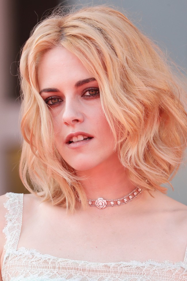 Kristen Stewart membawa kabar mengejutkan bahwa ia akan segera melepas masa lajang. Aktris yang dikenal lewat film Twillight tersebut akan menikahi wanita bernama Dylan Meyer. Kristen dan Dylan diketahui sudah berpacaran selama dua tahun terakhir.Foto: Getty Images