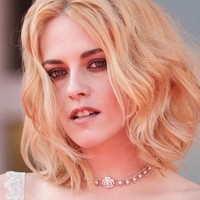 Kristen Stewart membawa kabar mengejutkan bahwa ia akan segera melepas masa lajang. Aktris yang dikenal lewat film Twillight tersebut akan menikahi wanita bernama Dylan Meyer. Kristen dan Dylan diketahui sudah berpacaran selama dua tahun terakhir.Foto: Getty Images