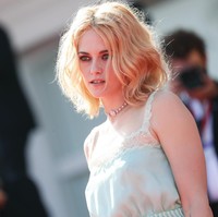 Sementara itu, rambut pirangnya dibiarkan tergerai bebas sehingga mempertegas kecantikan alaminya. (Foto: Getty Images)