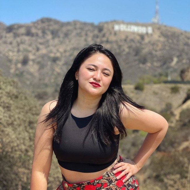 Seperti dalam foto yang satu ini, Marshanda terlihat sangat percaya diri dengan bentuk tubuhnya. Dia tak mau lagi menutupi ataupun mengedit foto-fotonya. Penampilan naturalnya itu yang mencuri atensi publik dan membuatnya banjir dukungan. Foto: Instagram/@marshanda99