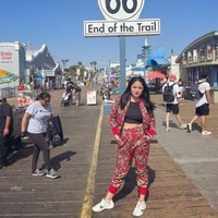 Dalam beberapa foto yang dibagikan ke Instagram terlihat Marshanda mengenakan setelan jaket dan celana panjang bermotif bunga-bunga. Setelan tersebut tampak dipadukan dengan dalaman crop top hitam dan sneakers putih. Foto: Instagram/@marshanda99