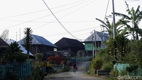 (Desa ini) sangat terisolir dan memang belum memiliki penerangan (waktu awal jadi desa definitif tahun 2007). Waktu itu yang ada sebatas kincir air yang maksimal menerangi antara 7-10 rumah, itu pun kami mendirikan secara patungan. Kincir air menggunakan dinamo, tidak begitu efektif. Kalau airnya kebesaran sehingga mematikan lampu, ujar Kepala Desa Pelakat Hopaini kepada detikcom belum lama ini.