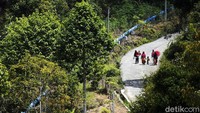 Lalu pada sekitar tahun 2008, kata Hopaini, warga mulai meninggalkan kincir air dan beralih menggunakan turbin. Turbin tersebut dapat menghasilkan listrik 5.000-25.000 watt. Pemanfaatan turbin ini masih berkendala, karena baru 75% warga yang mendapat penerangan listrik. Sisanya, warga memanfaatkan lampu teplok untuk penerangan.