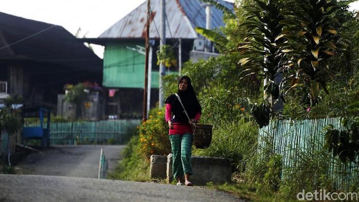 Desa Pelakat merupakan salah satu desa terpencil di Sumatera Selatan. Untuk menerangi desanya, warga memanfaatkan Pembangkit Listrik Tenaga Mikro Hidro (PLTMH).
