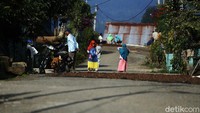 Belum lama ini, jaringan listrik milik PLN sudah mulai masuk ke Desa Pelakat dan bahkan diresmikan oleh Gubernur Sumatera Selatan Herman Deru pada bulan Juli 2021 lalu. Saat ini, PLTMH berkapasitas 35 KW tersebut dimanfaatkan untuk melistriki sekitar 125 rumah warga yang ada di Desa Pelakat. Bahkan listrik itu masih surplus dan digunakan untuk sarana umum seperti sekolah SD dan SMP, rumah ibadah, dan kantor desa. Adapun warga yang memanfaatkan listrik dari PLTMH ini diwajibkan untuk menyetor iuran Rp 15 ribu per bulannya.