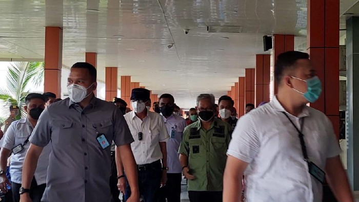 MenkumHAM Yasonna Laoly jenguk korban kebakaran maut Lapas Tangerang di RSUD Kabupaten Tangerang (Foto: Nahda/detikcom)
