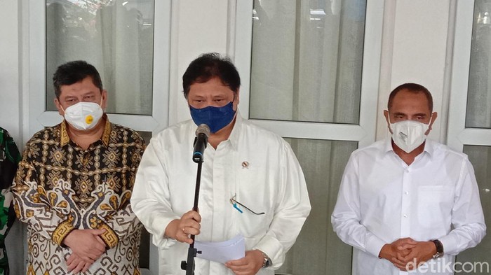 Menteri Perekonomian Airlangga Hartanto memimpin rapat dengan kepala daerah di Sumut untuk membahas penanganan COVID-19. (Ahmad Arfah/detikcom)