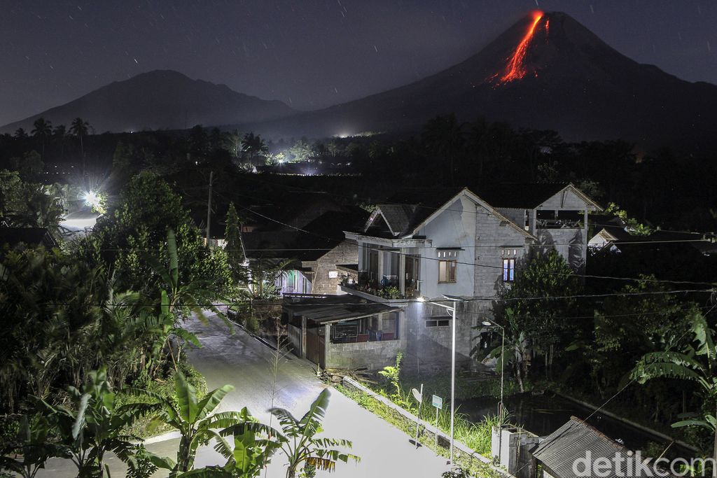 Gunung Merapi kembali mengeluarkan lava pijar. Sebanyak 46 kali lava pijar dimuntahkan pada Rabu (8/9) pukul 18.00 WIB hingga Kamis (9/9) pukul 06.00 WIB.