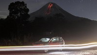 Merapi mengeluarkan lava pijar sebanyak 46 kali dengan jarak luncur maksimal 1.500 meter ke arah barat daya.