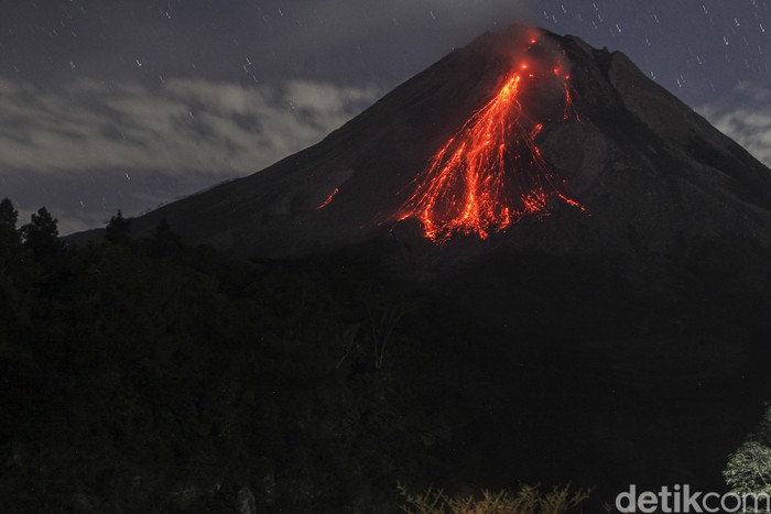 Gunung Merapi kembali mengeluarkan lava pijar. Sebanyak 46 kali lava pijar dimuntahkan pada Rabu (8/9) pukul 18.00 WIB hingga Kamis (9/9) pukul 06.00 WIB.