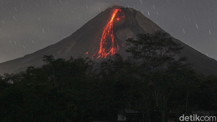 Gunung Merapi kembali mengeluarkan lava pijar. Sebanyak 46 kali lava pijar dimuntahkan pada Rabu (8/9) pukul 18.00 WIB hingga Kamis (9/9) pukul 06.00 WIB.