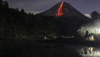 Gunung Merapi mengeluarkan lava pijar yang teramati dari Kaliurang, Srumbung, Magelang, Jawa Tengah, Kamis (9/9/2021).