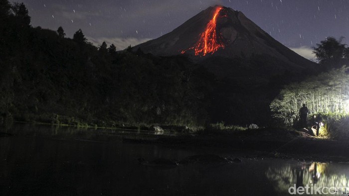 Gunung Merapi kembali mengeluarkan lava pijar. Sebanyak 46 kali lava pijar dimuntahkan pada Rabu (8/9) pukul 18.00 WIB hingga Kamis (9/9) pukul 06.00 WIB.