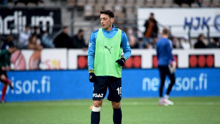 Mesut Ozil of Fenerbahce warms up before the Europa League play-off soccer match between HJK and Fenerbahce in Helsinki, Finland Thursday, Aug. 26, 2021. (Mikko Stig/Lehtikuva via AP)