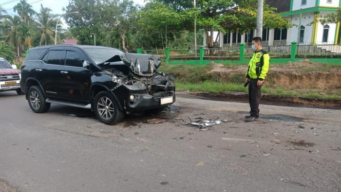 Mobil yang membawa Bupati Merangin Mashuri mengalami kecelakaan di jalan lintas Sumatera. Mashuri dilarikan ke RS untuk mendapat perawatan. (ANTARA/HO)
