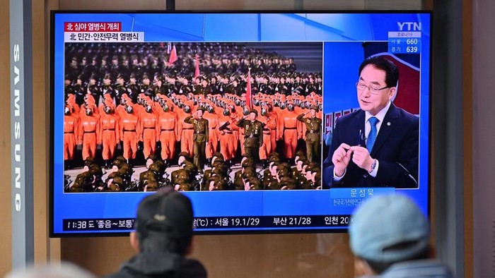 People watch a news program reporting on a parade marking the 73rd anniversary of the founding of North Korea held in Pyongyang, at a railway station in Seoul on September 9, 2021. (Photo by Jung Yeon-je / AFP)