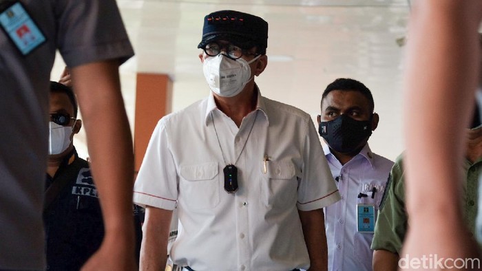 Momen Yasonna Laoly Jenguk Korban Kebakaran Lapas Tangerang Menggunakan kemeja putih, Yasonna tiba di RSU Kabupaten Tangerang, Banten, Kamis (9/9/2021) pukul 13.30 WIB.