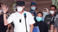Setelahnya, Yasonna menyerahkan santunan kepada keluarga korban yang meninggal.  