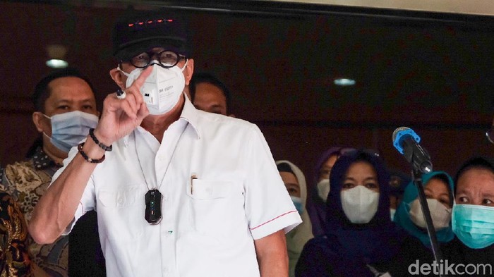 Momen Yasonna Laoly Jenguk Korban Kebakaran Lapas Tangerang Menggunakan kemeja putih, Yasonna tiba di RSU Kabupaten Tangerang, Banten, Kamis (9/9/2021) pukul 13.30 WIB.