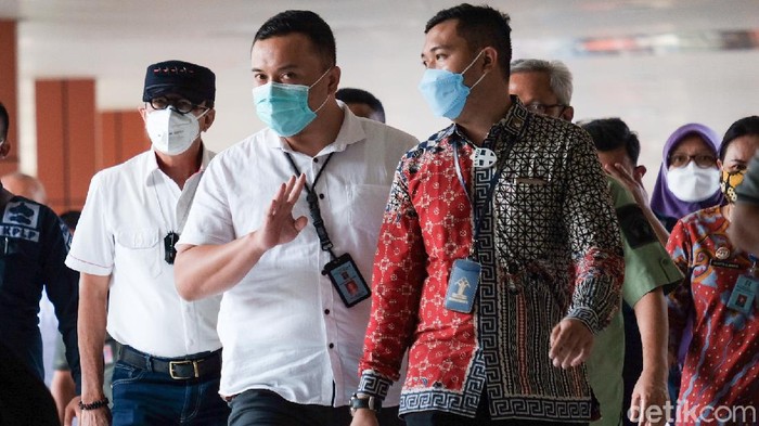Menggunakan kemeja putih, Yasonna tiba di RSU Kabupaten Tangerang, Banten, Kamis (9/9/2021) pukul 13.30 WIB.