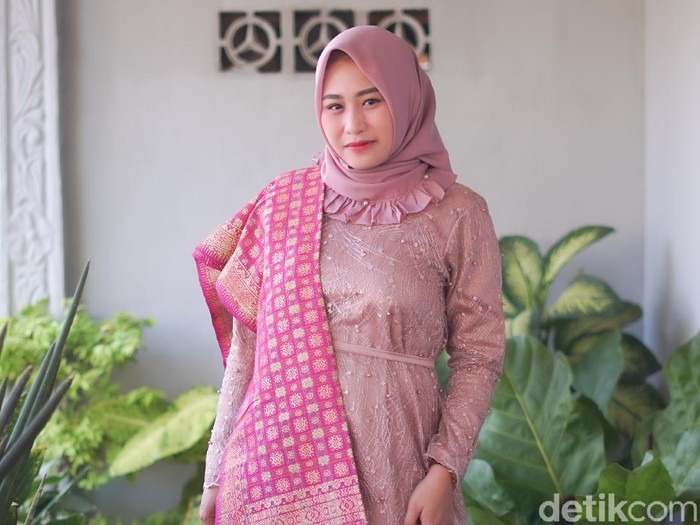 MUA yang viral di media sosial. MUA yang viral di media sosial.