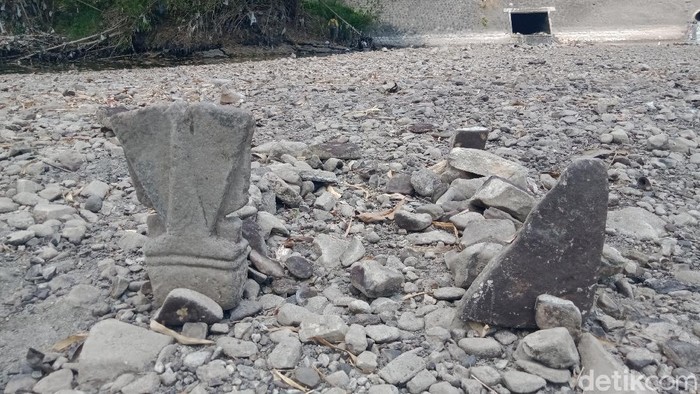 Nah Loh! Ada 2 Gundukan Mirip Makam di Anak Sungai Bengawan Solo Warga di sekitar Sungai Dengkeng, Klaten dikagetkan dengan munculnya dua gundukan menyerupai makam atau kuburan.